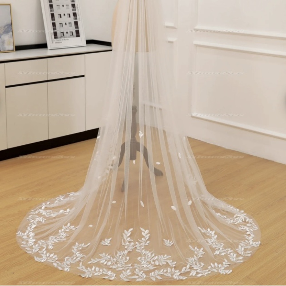 Etsy wedding veil in white with leaf appliqué, chapel length, new
